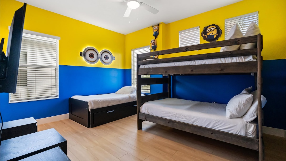 Dormitorio de Minions con 2 literas completas y un televisor inteligente.