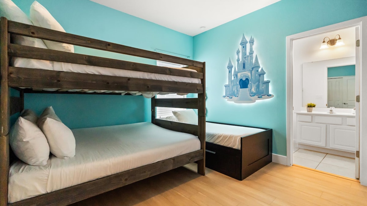 Dormitorio con temática de Frozen con baño privado y dos camas individuales