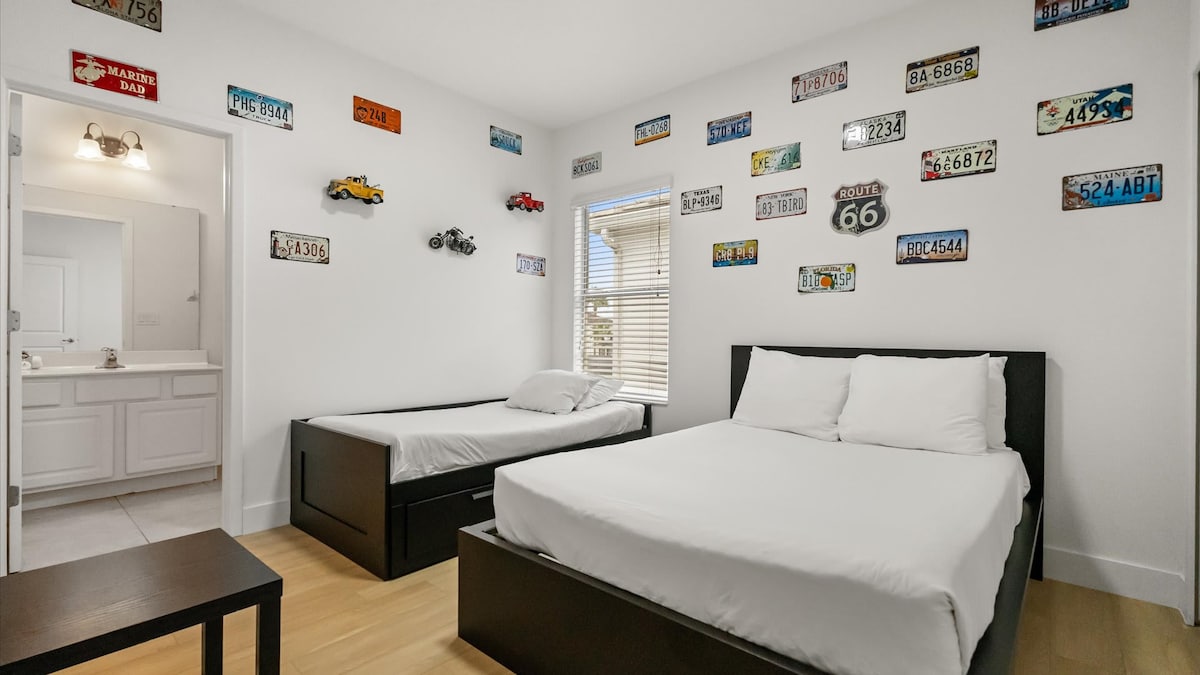 Dormitorio con 1 cama doble y 1 cama individual