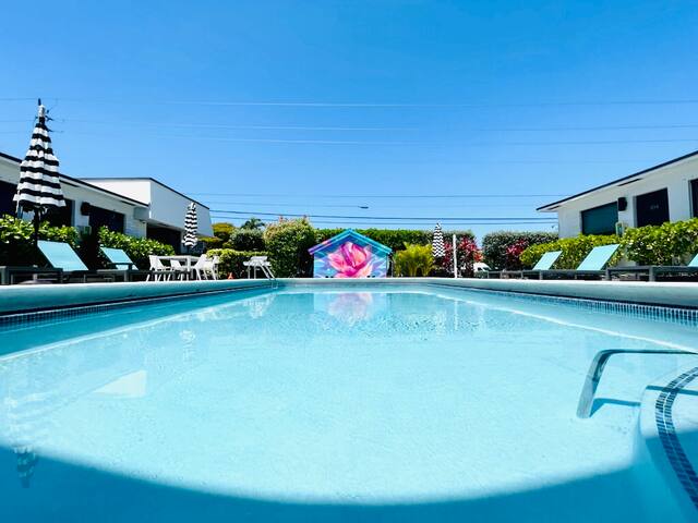 4 Apt Block for Large Groups | Sleeps 10 to 16! gallery image 5