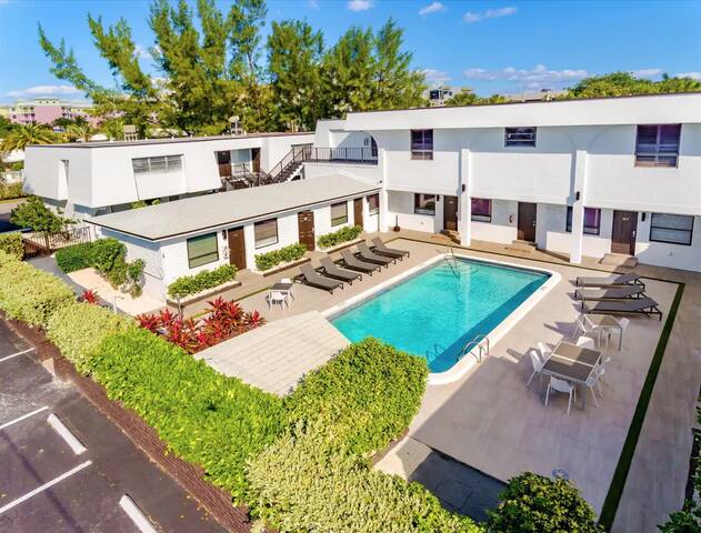 4 Apt Block for Large Groups | Sleeps 10 to 16! gallery image 2