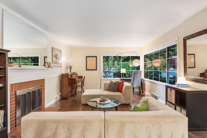 Wedgwood Retreat: 3br Home With Private Yard - Seattle, WA