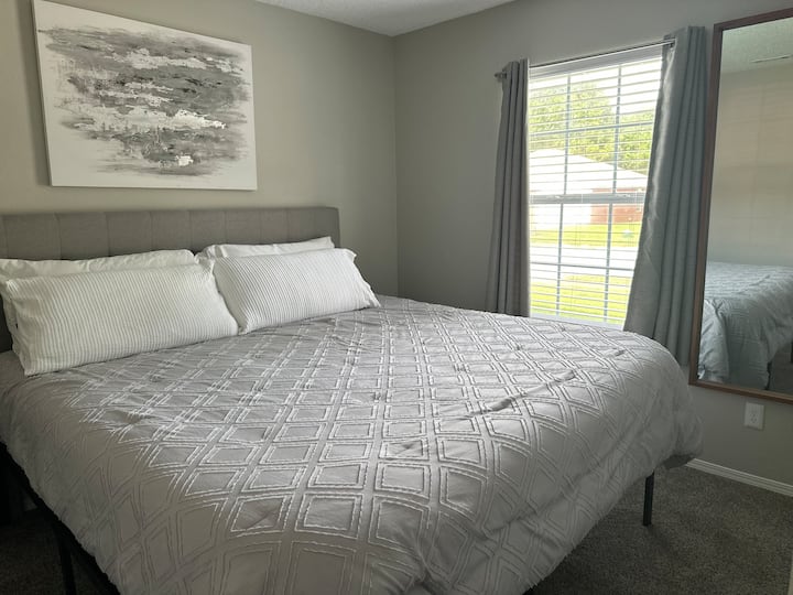 Spavaća soba za goste s udobnim madracem i jastucima!