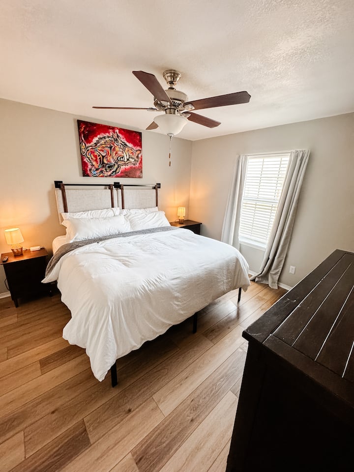 Glavna spavaća soba s velikim pametnim televizorom. Bračni krevet (250 – 299 cm) tako je udoban!