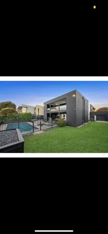 St Georges Luxury Beach House gallery image 4