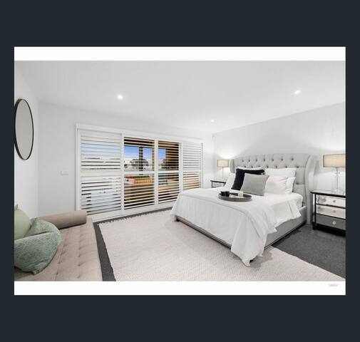 St Georges Luxury Beach House gallery image 5