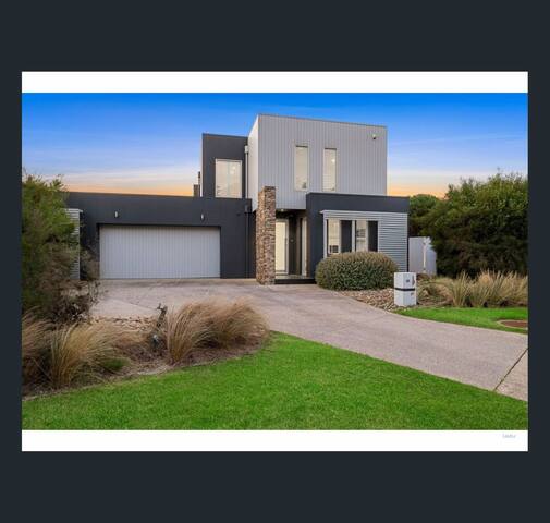 St Georges Luxury Beach House gallery image 3