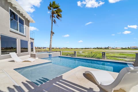 Charming 6BR Villa w Pool & Patio near Palm Beach