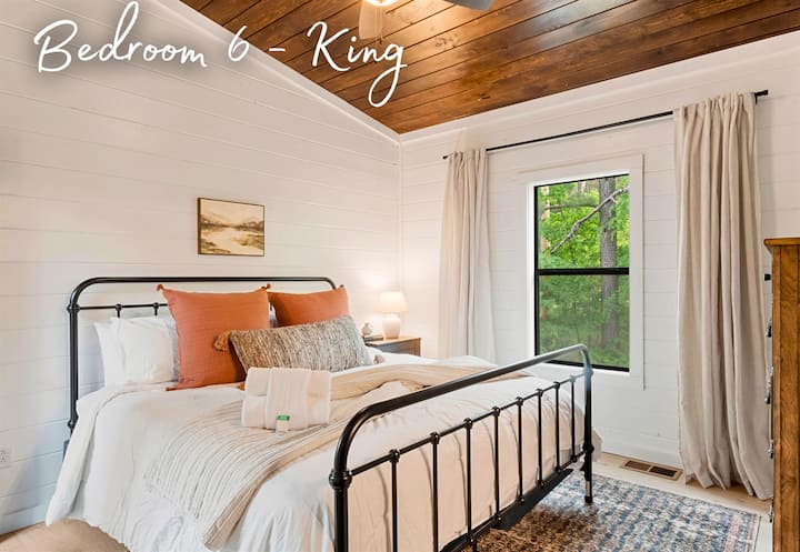Sueña tranquilamente en este dormitorio tamaño king que combina un ambiente vintage con comodidades modernas, rodeado de tranquilas vistas al bosque.