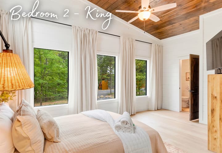 Luminosa y espaciosa, esta suite king ofrece una refrescante vista matutina rodeada de naturaleza. Muévete en las sábanas suaves después de un día de aventura.