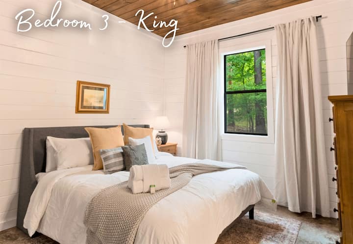 Duerme en este dormitorio tamaño king donde la comodidad se encuentra con la elegancia, con sábanas suaves y una vista que promete mañanas tranquilas.