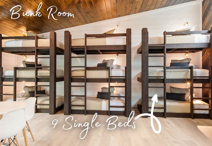 ¡Espacio para todos! Nuestra habitación con literas es el mejor lugar de pijamada, con nueve camas individuales listas para historias y dulces sueños.