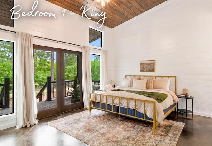 Termina el día en una habitación donde convergen la simplicidad y la comodidad, proporcionando una noche de sueño tranquilo en medio de los tonos suaves y las texturas suaves de la decoración.