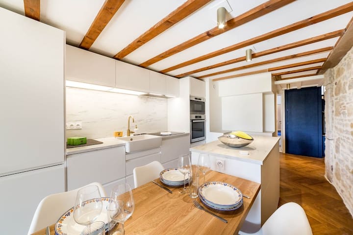 High-end apartment overlooking the quays AIL gallery image 2