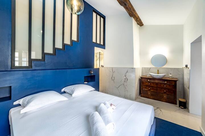 High-end apartment overlooking the quays AIL gallery image 4