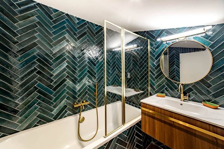 High-end apartment overlooking the quays AIL gallery image 3