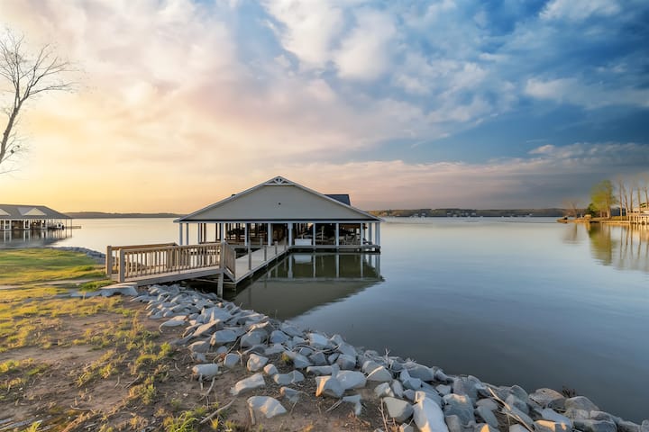 Lakefront Luxury 4br: Lift, Deep Slip, Pool, Beach