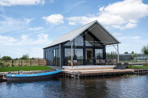 4-6 person detached holiday villa