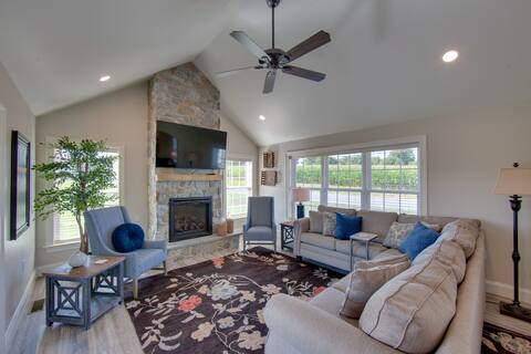 Patio & Yard: Newly Built Retreat in Ronks!