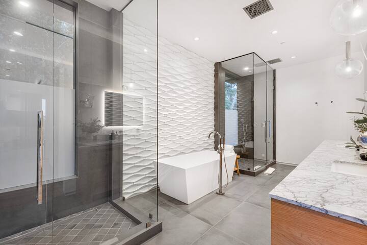 Peaceful Luxe Getaway in Exclusive Bel Air gallery image 2