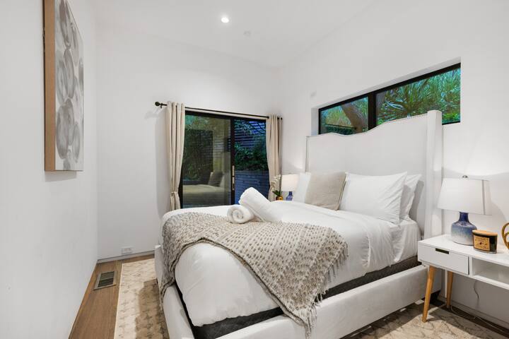 Peaceful Luxe Getaway in Exclusive Bel Air gallery image 3