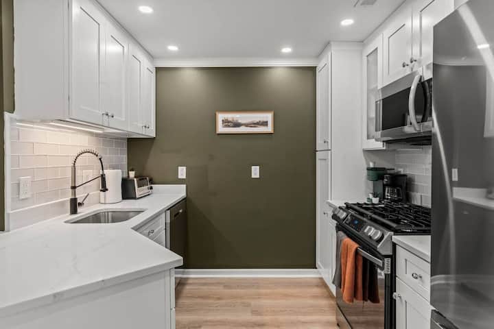 Spacious | Balcony | Central | Hosted By Stayrafa - Newtown, PA
