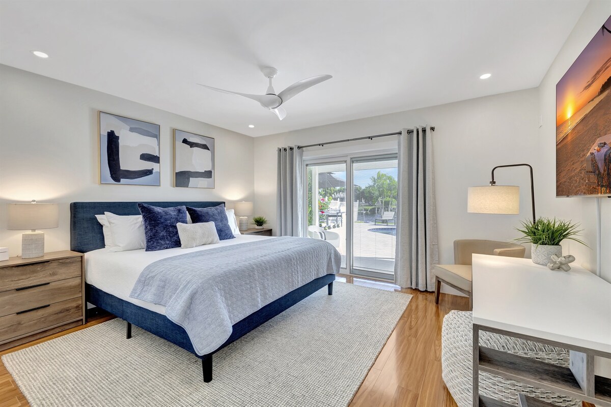 جناح حمام سباحة يضم سرير كينج