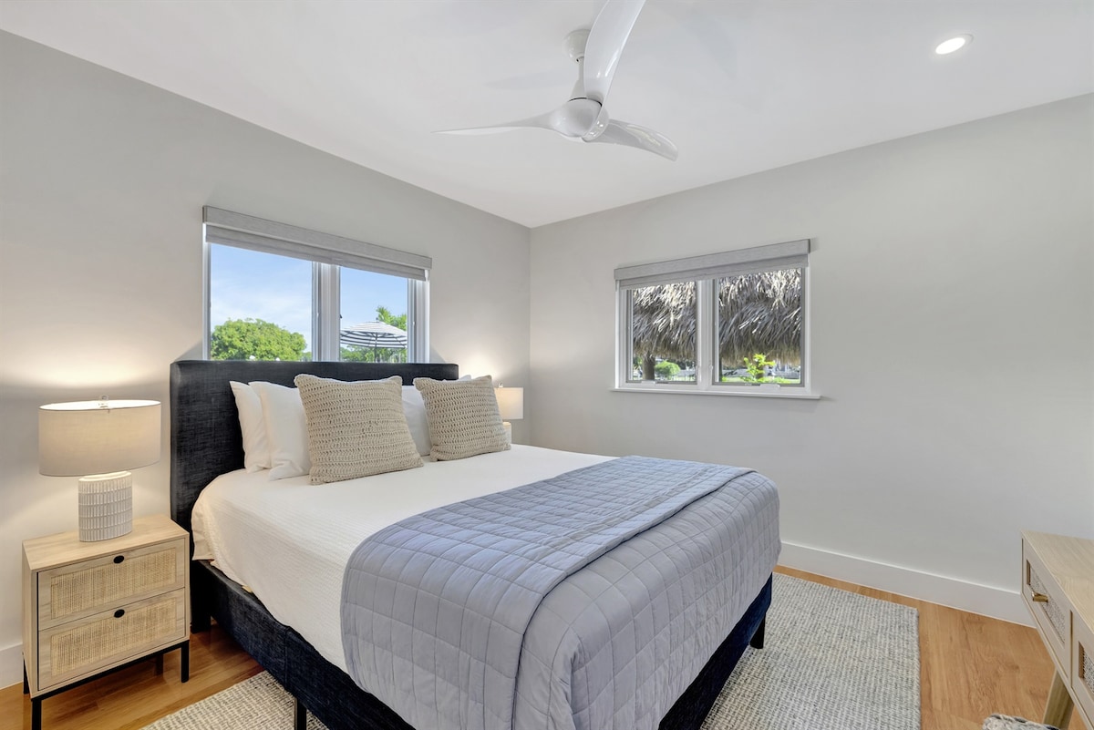 غرفة نوم بحجم كوين تطل على حمام السباحة وكوخ تيكي