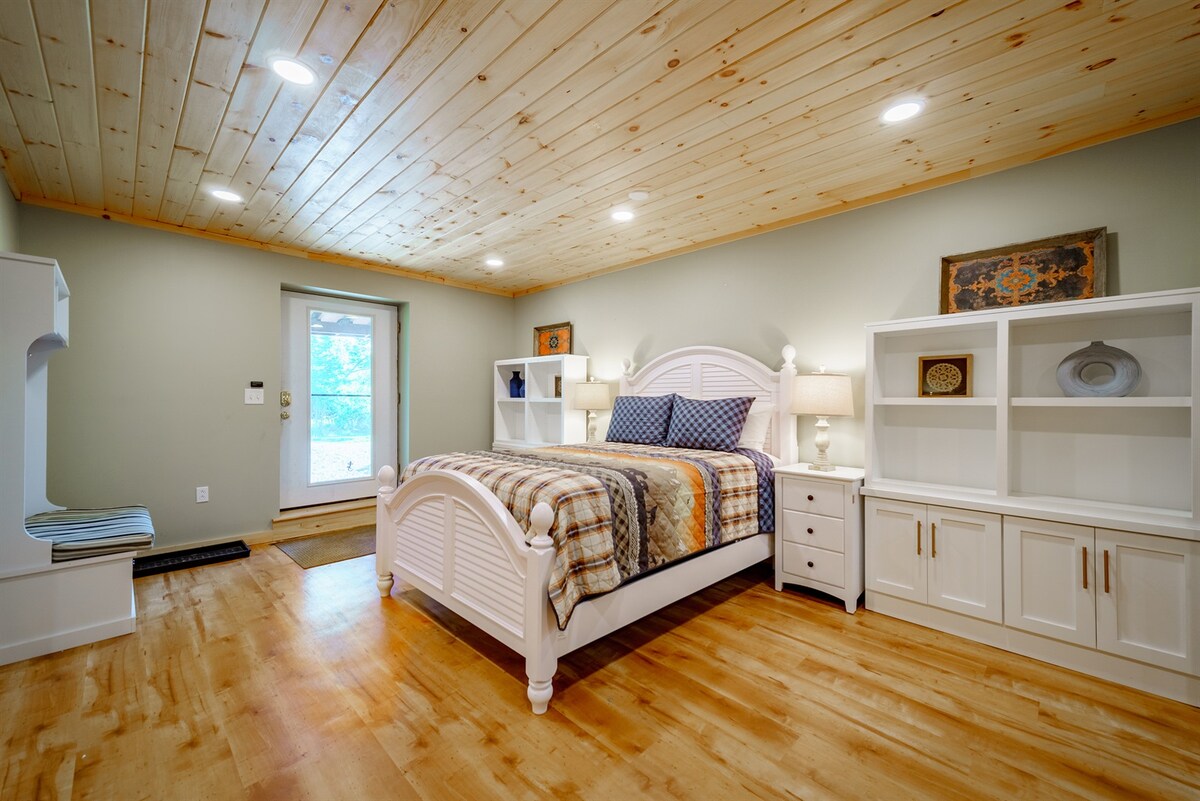 חדר השינה במפלס התחתון הוא חדר גדול ופרטי עם מיטת קינג אנד קווין, חדר ארונות ודלת החוצה.