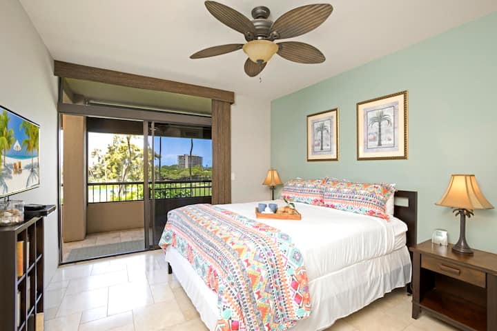 Светла спалня с тропически декор и достъп до частна веранда. KRO-L201