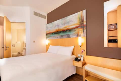 Top Airbnb: Standard Room Near World Trade Center in Trade Center Second