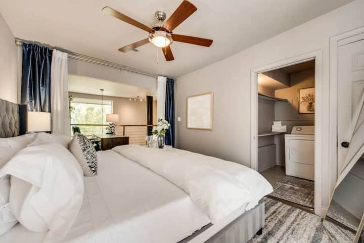 Chumba cha kulala cha msingi, chumba cha kulala chenye nafasi kubwa na kitanda cha ukubwa wa kifalme, mashuka ya pamba ya Misri na mito yetu mahususi.  