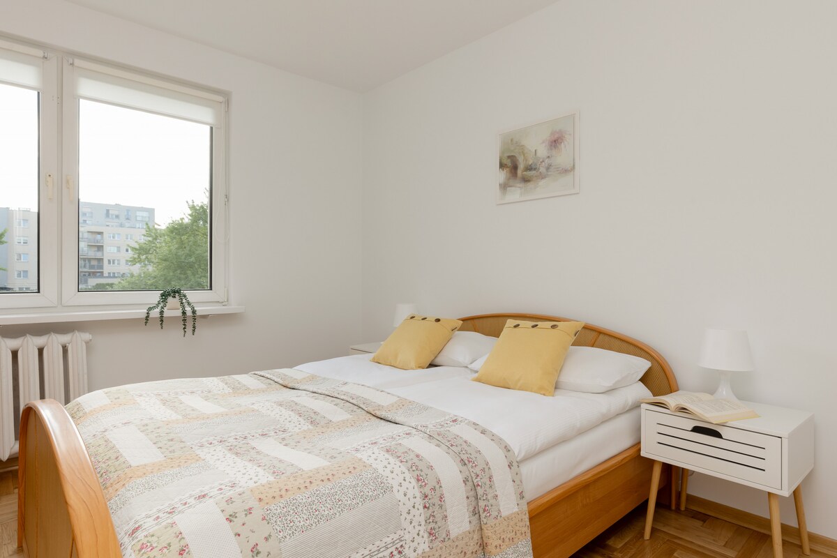 מיטה זוגית נוחה בחדר השינה. 