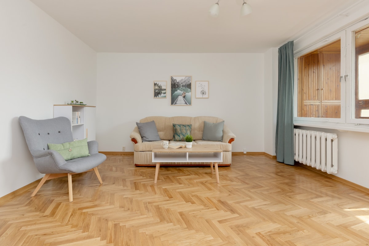 סלון מרווח עם ציוד מלא. 