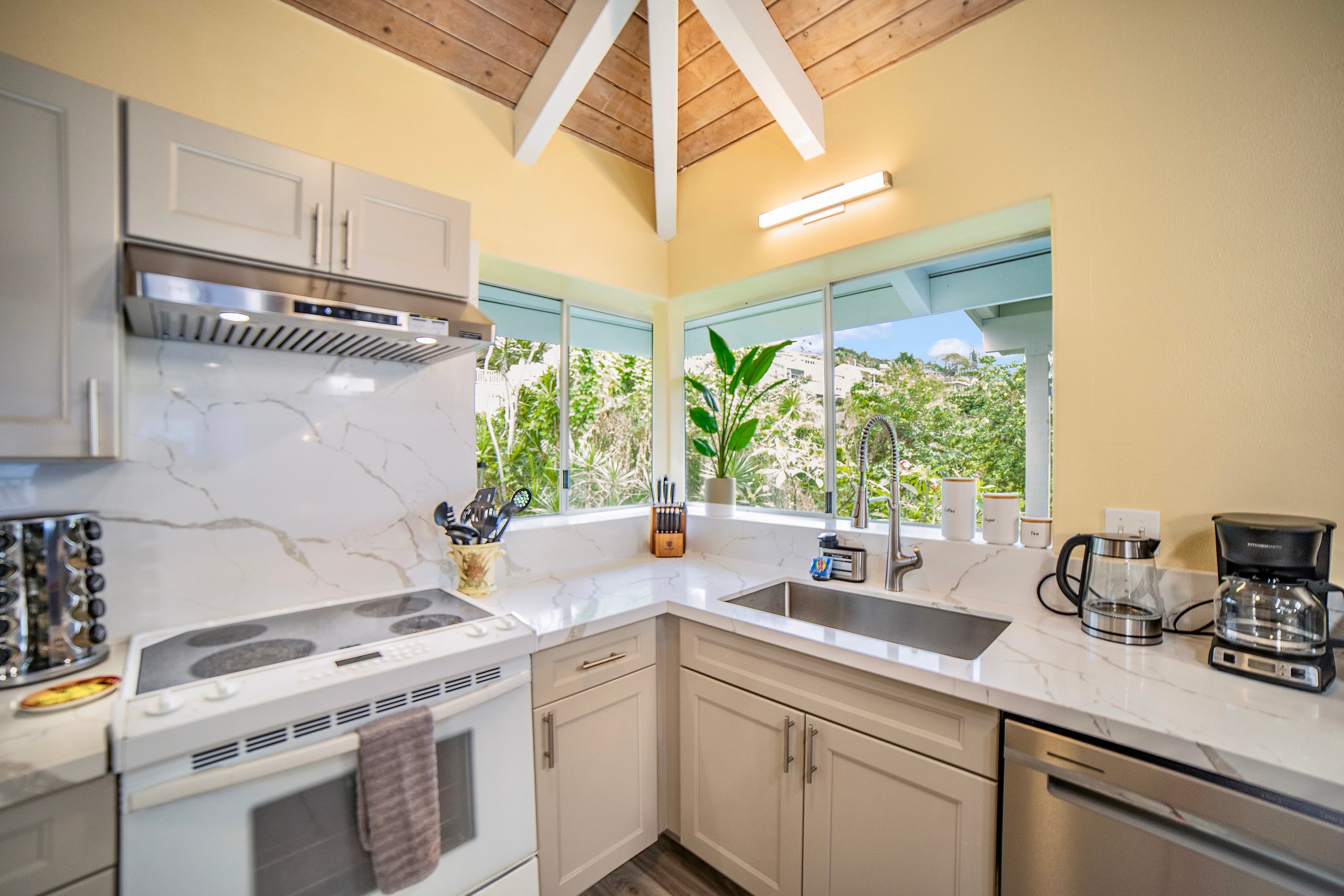 Home in Kailua-Kona · ★4.93 · 3 bedrooms · 7 beds · 3 private baths - Image 10