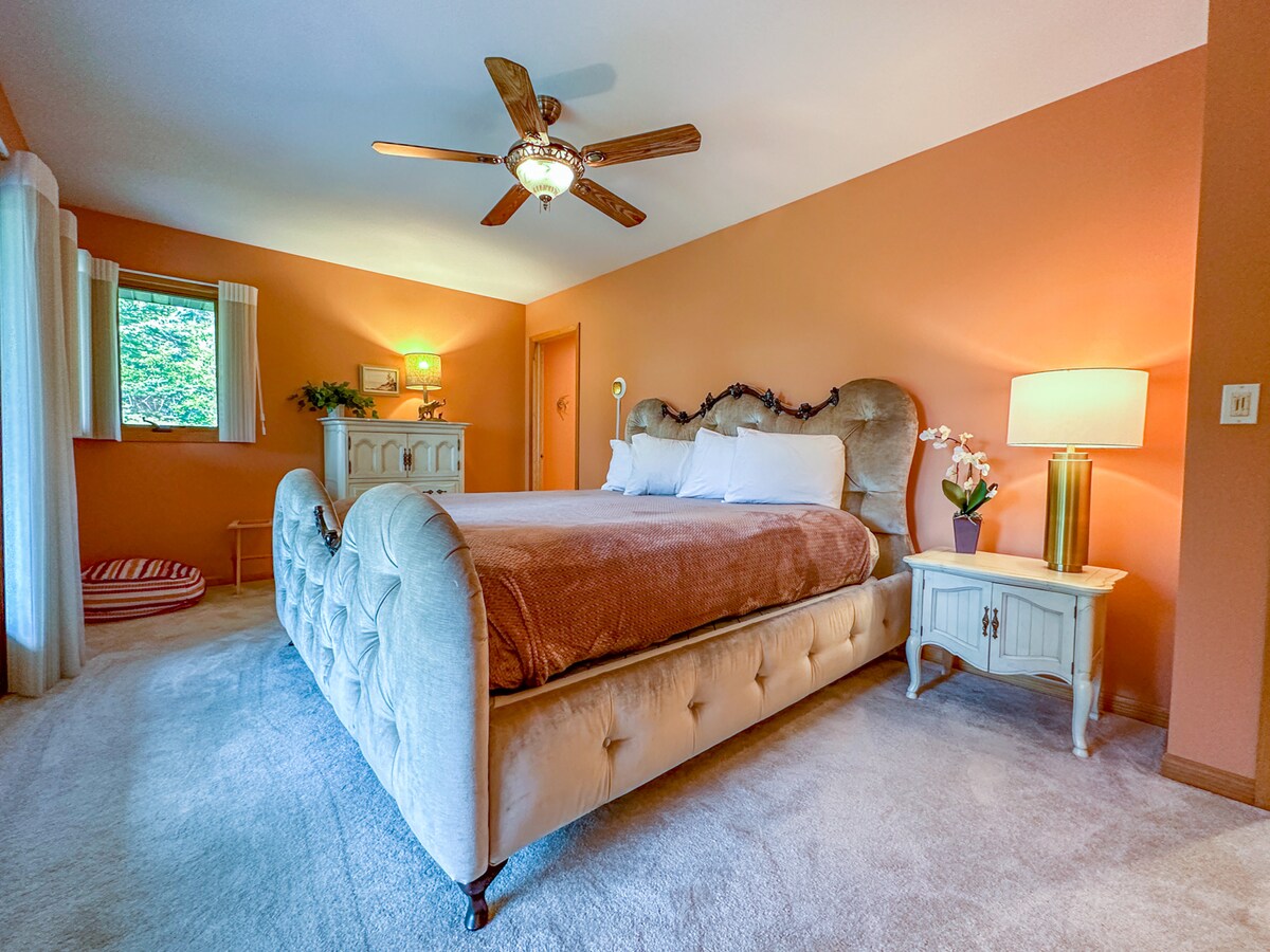 Dhoma e gjumit 1 ka një krevat dopio "king" dhe banjë ngjitur.