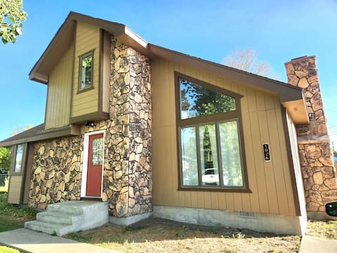 Cozy Cabin in the City of Winnemucca + GYM