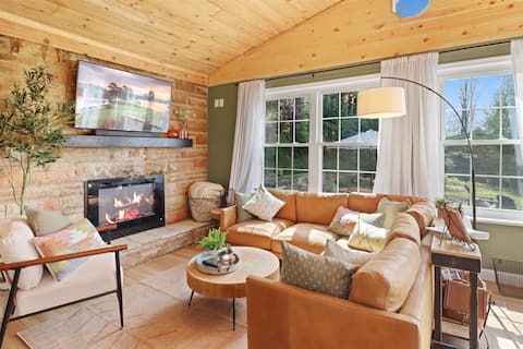 Serene Kentucky Lake Cabin with a Hot Tub!