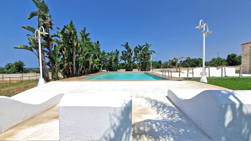 villa with swimming pool sleeps 8, three bedrooms gallery image 2