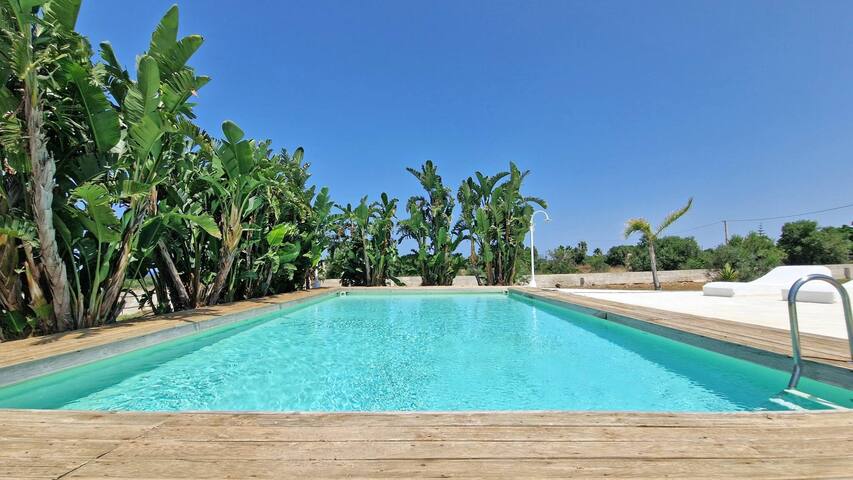 villa with swimming pool sleeps 8, three bedrooms gallery image 3
