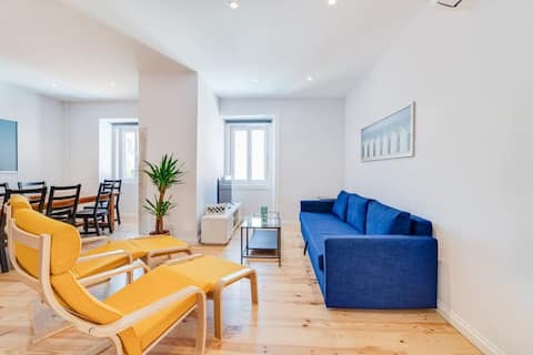 Calm Beachside Getaway 3BR Apartment in Estoril