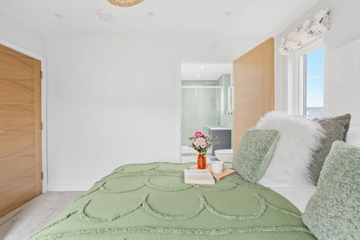 غرفة نوم في الطابق الأرضي مع حمام داخلي ودش كبير - 9 ذا فيستا، ويلينغكوت