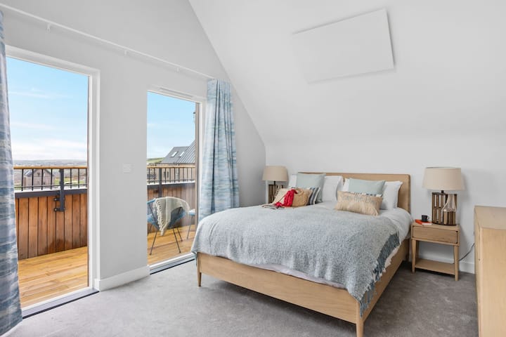 غرفة نوم 3 مع سرير كبير وشرفة خاصة مع إطلالات على الريف - 9 ذا فيستا، ويلينغكوت