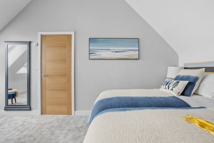 غرفة نوم في الطابق العلوي مع مرآة - 9 ذا فيستا، ويلينغكوت