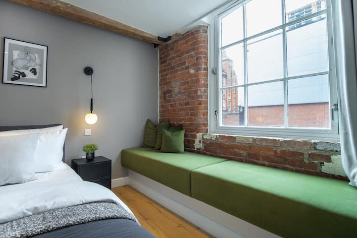 - اكتشف الأجواء الجذابة لغرفة نوم شقتنا في مانشستر الكبرى
- يأتي مع جميع وسائل الراحة التي تحتاجها لإقامة لا تنسى
- مكتملة بسرير فاخر ومنطقة جلوس مصممة بشكل رائع بجوار النافذة مع مناظر خلابة