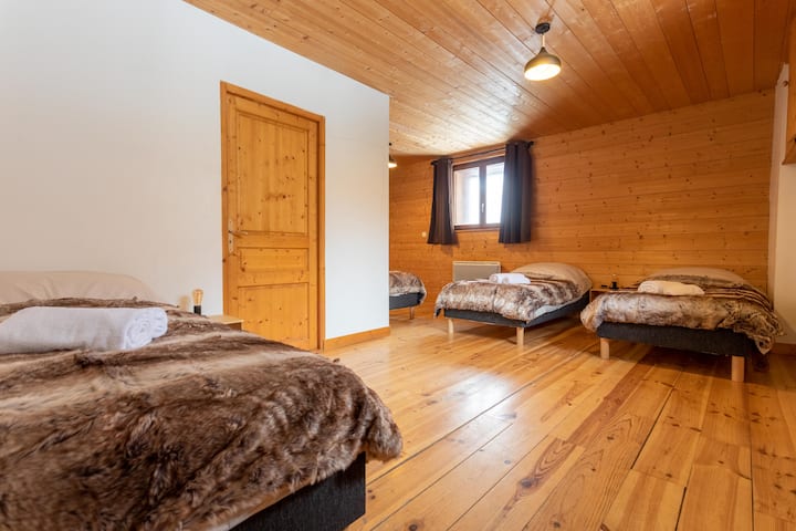 Dormitorio grande de 30 m² con 4 camas individuales, sábanas de algodón percal, ideal para niños o grupos