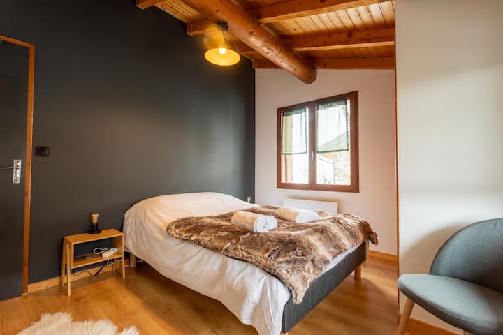 Dormitorio 2 acogedor: cama doble, sábanas percal de algodón y toques de piel para mayor comodidad.