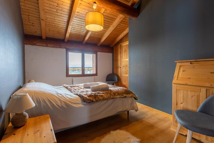 Acogedor dormitorio 3: cama doble, sábanas percal de algodón y toques de piel para mayor comodidad.