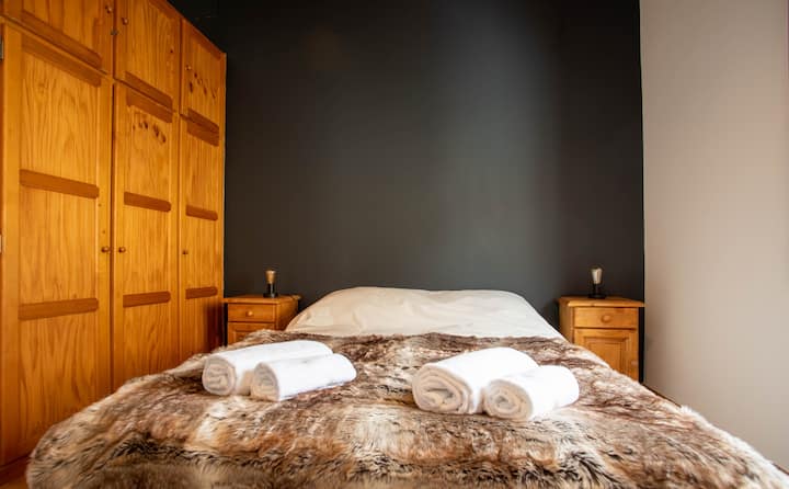 Dormitorio 1 acogedor: cama doble, sábanas percal de algodón y toques de piel para más comodidad.