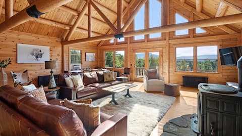 Mountain Majesty: Timber Lodge with Stunning Views